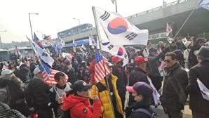 "즉각 석방" vs "법원 규탄"… 尹 구속취소에 한남동 다시 혼란 [르포]