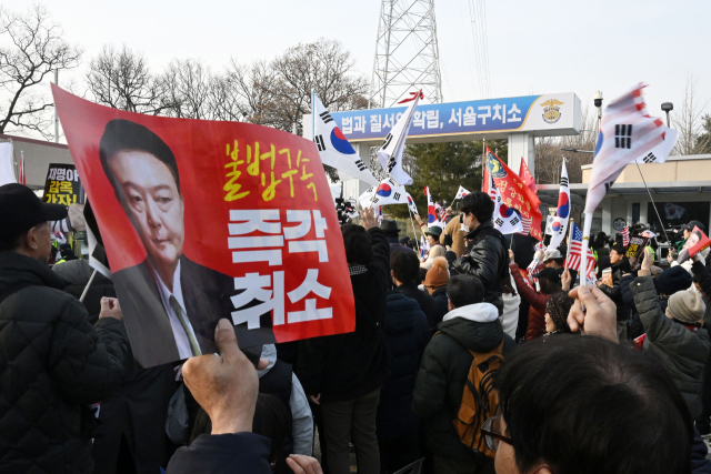 법원이 윤석열 대통령의 구속 취소를 인용한 7일 경기 의왕시 서울구치소 앞에서 윤 대통령 지지자들이 구호를 외치고 있다. 조태형 기자 2025.03.07