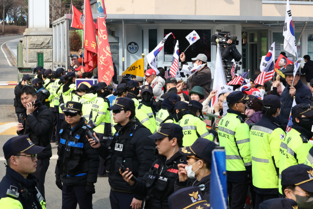 비상계엄 사태와 관련해 '내란 우두머리' 혐의로 구속기소 된 윤석열 대통령이 구금 51일 만에 석방된 7일 경기도 의왕시 서울구치소 앞에서 지지자들이 구호를 외치고 있다. 연합뉴스