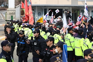 정진석, 尹 마중하려 구치소 앞 대기…분주한 대통령실