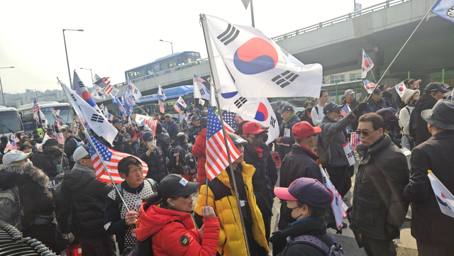 7일 오후 3시 30분께 서울 용산구 한남동 대통령 관저 인근에 윤석열 대통령 지지자들이 모인 모습. 채민석 기자