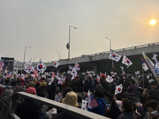 7일 오후 4시 윤석열 대통령의 지지자들이 서울 용산구 한남동 대통령 관저 인근에서 집회를 진행하고 있다. 장문항 견습기자