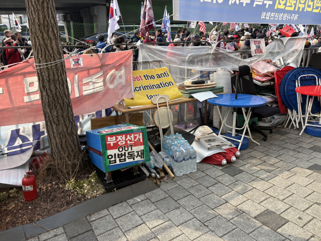 7일 오후 4시 윤석열 대통령의 지지자들이 서울 용산구 한남동 대통령 관저 인근에서 집회를 하고 있다. 장문항 견습기자