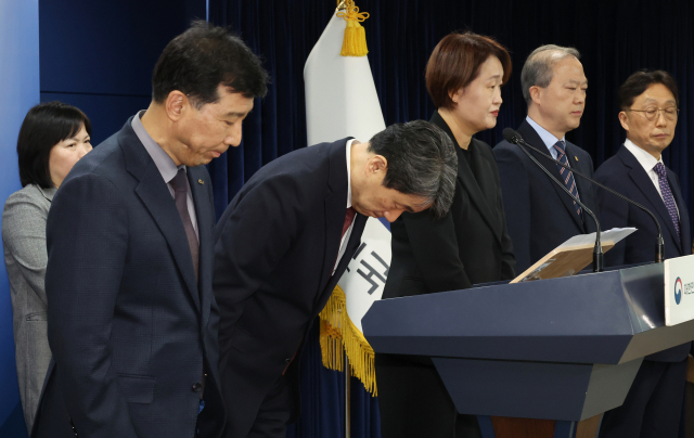 이주호 부총리 겸 교육부 장관이 의과대학 선진화를 위한 총장협의회 회장단 양오봉 전북대 총장, 이해우 동아대 총장, 한국의과대학의학전문대학원협회 이종태 이사장 등과 7일 서울 종로구 정부서울청사에서 학생 복귀 및 의대교육 정상화 브리핑을 마치고 인사하고 있다. 연합뉴스