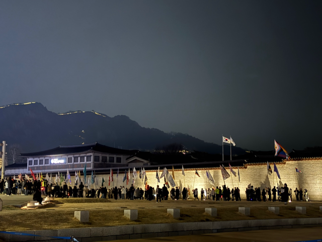 7일 서울 종로구 서십자각터에서 열린 ‘내란수괴 윤석열 석방 긴급 규탄대회’에 모인 시민들이 광화문 담벼락을 가득 에워싸고 있다. 정다은 기자