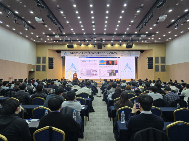 6일 서울 강남구 과학기술컨벤션센터에서 열린 ‘제 5회 아토믹 크래프톤 워크숍’ 행사에서 한정환 서울과기대 교수가 발표하고 있다. 사진=강해령 기자