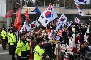 서울구치소 앞에 모인 윤 대통령 지지자들