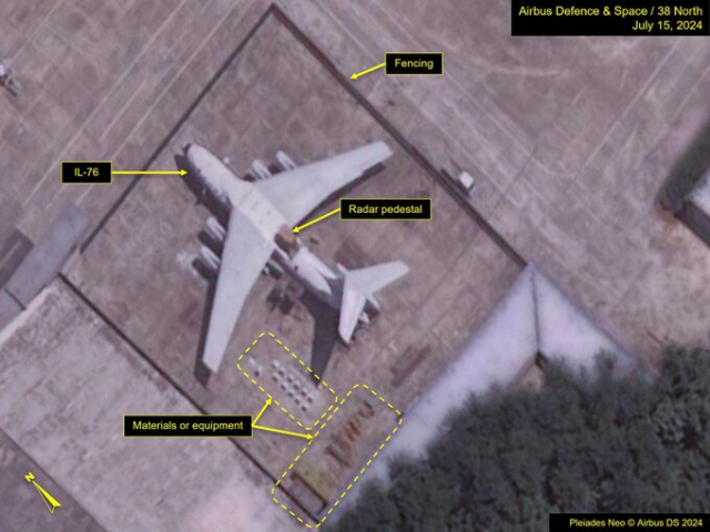 평양 순안국제공항의 정비구역에 IL-76 수송기가 서 있다. 개조 중인 수송기 상부에 설치된 레이더 지지대가 보인다. 사진=38노스 캡처