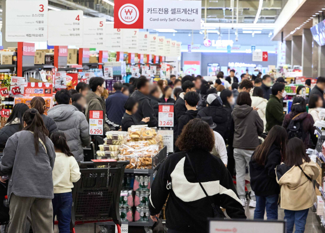 서울 강서구 홈플러스 강서점에서 고객이 쇼핑하고 있다. 사진 제공=홈플럿