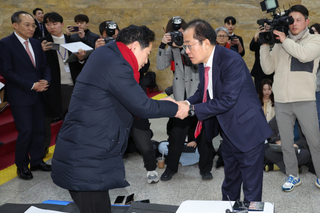 홍준표(오른쪽) 대구시장이 3월 5일 서울 여의도 국회를 방문해 마은혁 헌법재판관 임명에 반대하며 무기한 단식농성을 벌이고 있는 박수영 국민의힘 의원을 격려하고 있다. 연합뉴스