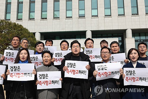 더불어민주당 박찬대 원내대표 등 의원들이 8일 서울 서초구 대검찰청 앞에서 법원의 윤석열 대통령 구속 취소 결정 관련 검찰에 즉시 항고를 촉구하는 기자회견을 하고 있다. 연합뉴스