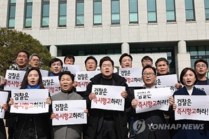 민주 "윤석열 석방하면 국민배신"…검찰총장 책임론 제기