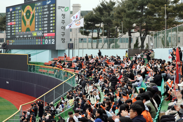 8일 청주구장을 찾아 KBO 시범경기 한화-두산전을 관전하는 야구팬들. 연합뉴스