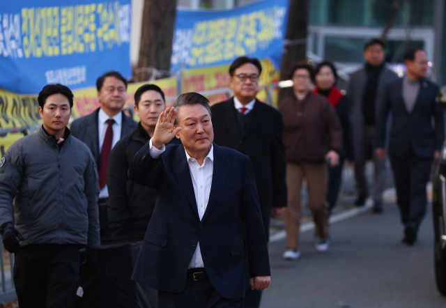 석방된 윤석열 대통령이 8일 경기도 의왕시 서울구치소에서 차에서 내려 지지자들에게 인사하고 있다. 연합뉴스