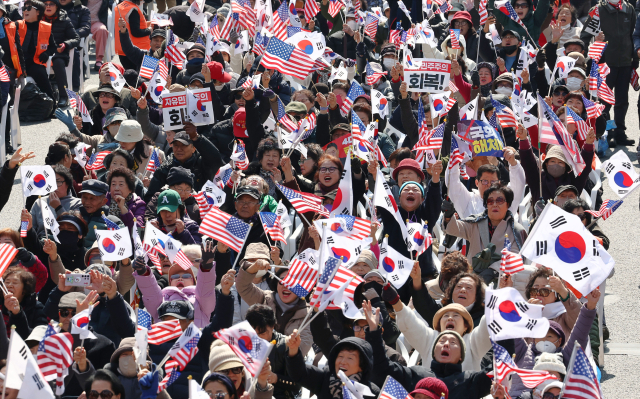 尹 석방 지시에 검찰 수사팀 반발…서울 곳곳 찬반 집회