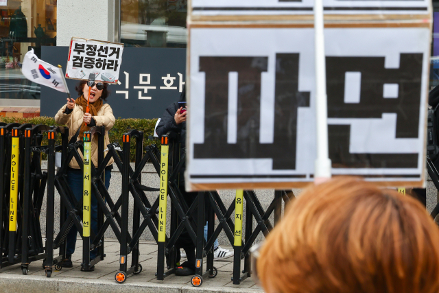 尹 석방 지시에 검찰 수사팀 반발…서울 곳곳 찬반 집회