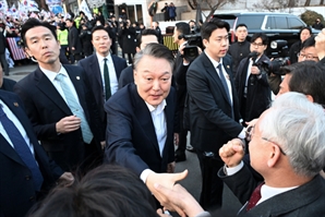 석방 후 지지자들과 악수하는 윤석열 대통령