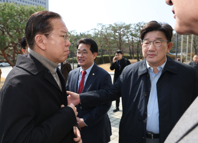 권영세 국민의힘 비상대책위원장과 권성동 원내대표가 8일 서울 대검찰청 앞에서 열린 비상의원총회에 앞서 대화하고 있다. 연합뉴스