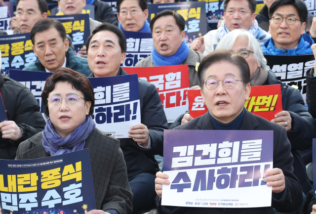 8일 서울 안국동 사거리에서 열린 '야5당 공동 내란종식·민주헌정수호를 위한 윤석열 파면 촉구 범국민대회'에서 이재명 더불어민주당 대표 등 참가자들이 손팻말을 들고 구호를 외치고 있다. 연합뉴스