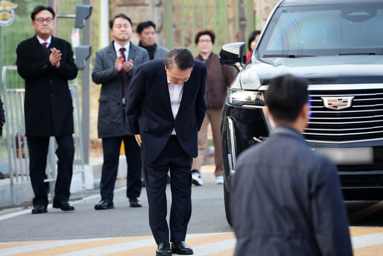 법원의 구속취소 청구 인용으로 석방된 윤석열 대통령이 8일 오후 경기 의왕시 서울구치소에서 풀려나 지지자들에게 인사하고 있다. 뉴스1