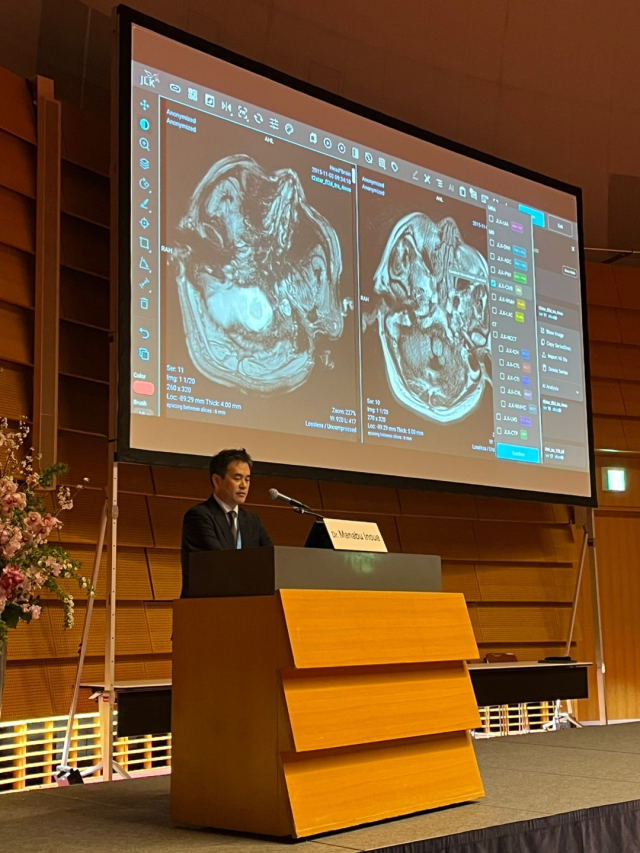 마나부 이노우에(Manabu Inoue) 일본 국립심뇌혈관센터 교수가 7일(현지시간) 오후 한일 합동 뇌졸중 컨퍼런스(KJJSC 2025)에서 열린 이브닝 세미나에서 제이엘케이의 인공지능(AI) 솔루션 사용 경험에 대해 발표하고 있다. 사진 제공=제이엘케이