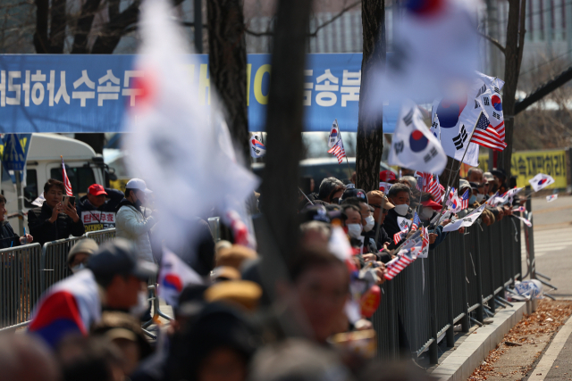 [속보] 尹, 서울구치소 걸어나와 지지자들에 인사