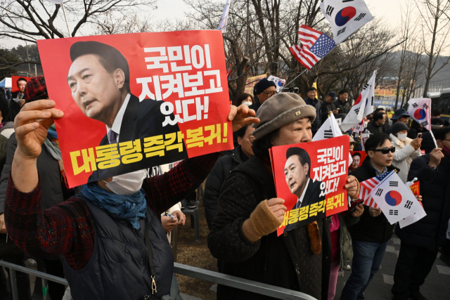 법원이 윤석열 대통령의 구속 취소를 인용한 7일 경기 의왕시 서울구치소 앞에서 윤 대통령 지지자들이 구호를 외치고 있다. 조태형 기자