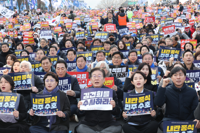 8일 서울 안국동 사거리에서 열린 '야5당 공동 내란종식·민주헌정수호를 위한 윤석열 파면 촉구 범국민대회'에서 더불어민주당 이재명 대표, 조국혁신당 김선민 당 대표 권한대행 등 참가자들이 손팻말을 들고 구호를 외치고 있다. 연합뉴스