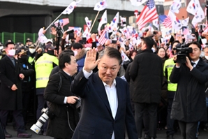 석방된 후 관저 앞에서 지지자들에게 인사하는 윤석열 대통령