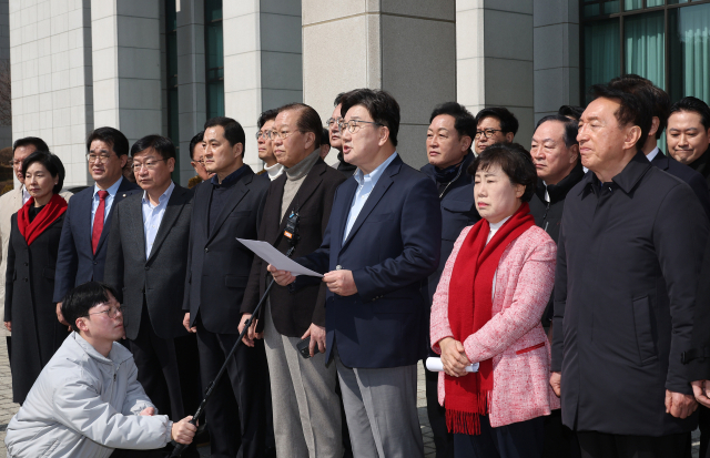 국민의힘 권성동 원내대표가 8일 서울 대검찰청 앞에서 열린 비상의원총회에서 발언하고 있다. 연합뉴스