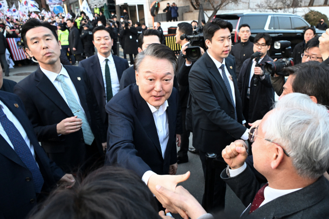 윤석열 대통령이 8일 석방된 후 서울 용산구 관저 앞에서 지지자들과 인사를 나누고 있다. 조태형 기자