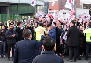 [속보] 윤석열 대통령, 한남동 관저 도착… 지지자들과 인사