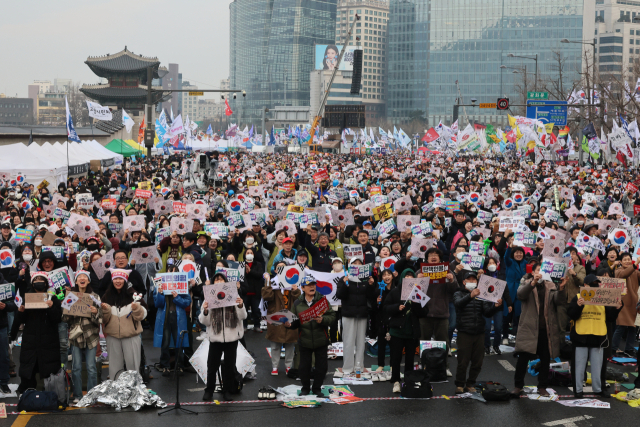 1일 서울 종로구 경복궁역 일대에서 윤석열즉각퇴진·사회대개혁 비상행동(비상행동) 주최 범시민 대행진에서 참가자들이 구호를 외치고 있다. 연합뉴스