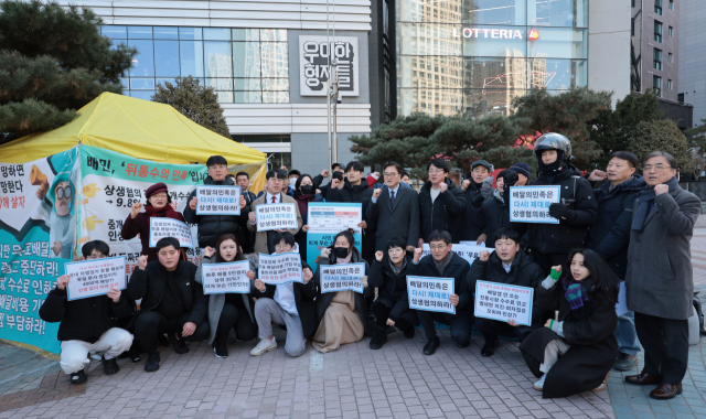 우원식 국회의장이 지난달 24일 서울 송파구 우아한형제들 본사 앞에 설치된 배달의민족 수수료 문제 관련 자영업자 단체 농성장을 방문해 비공개 간담회에 앞서 기념촬영을 하고 있다. 연합뉴스