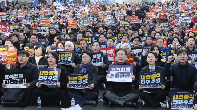 8일 서울 안국동 사거리에서 열린 '야5당 공동 내란종식·민주헌정수호를 위한 윤석열 파면 촉구 범국민대회'에서 더불어민주당 이재명 대표, 조국혁신당 김선민 당 대표 권한대행 등 참가자들이 손팻말을 들고 구호를 외치고 있다. 연합뉴스