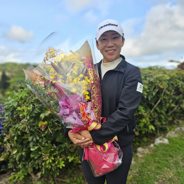 신지애가 9일 JLPGA 투어 통산 상금 1위에 등극한 뒤 기념촬영을 하고 있다. 사진 제공=매니지먼트 KPS