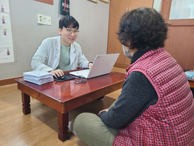 경남도 병원선에 합류한 의료진이 7일 통영시 사량면 내지마을에서 정신건강 이동상담을 하고 있다. 사진 제공=경남도