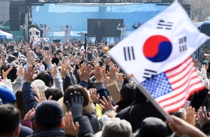 尹 석방에 고무된 분위기의 탄핵 반대 집회