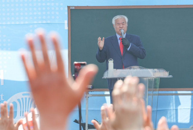 전광훈 사랑제일교회 목사가 9일 서울 용산구 한남동 대통령 관저 인근에서 열린 사랑제일교회 연합 예배에서 설교하고 있다. 연합뉴스