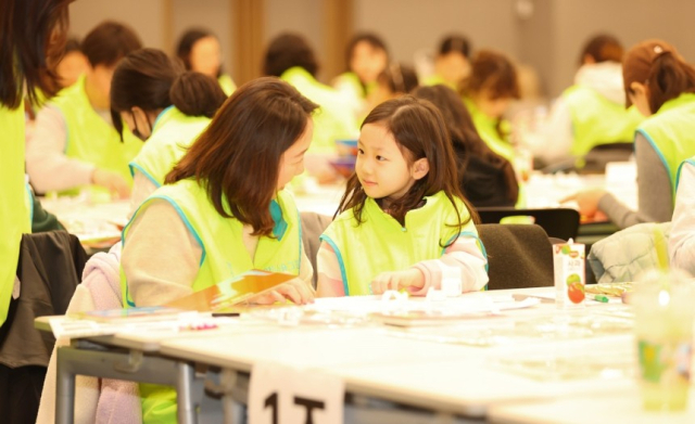 이달 8일 봉사 활동에 참석한 하나금융그룹 임직원 및 가족들이 ‘점자 라벨 동화책’과 ‘촉각 놀이책’을 정성껏 만들며 소외된 이웃들에게 온기를 전하는 뜻깊은 시간을 가지고 있다. 사진 제공=하나금융그룹