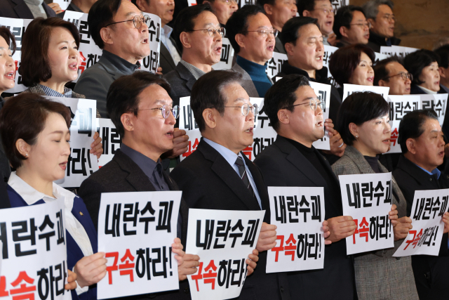 이재명(앞줄 왼쪽 세번째)더불어민주당 대표와 박찬대 원내대표를 비롯한 의원들이 9일 서울 여의도 국회에서 비상 의원총회를 마치고 본청 계단에서 윤석열 대통령을 석방한 검찰을 규탄하는 구호를 외치고 있다.연합뉴스