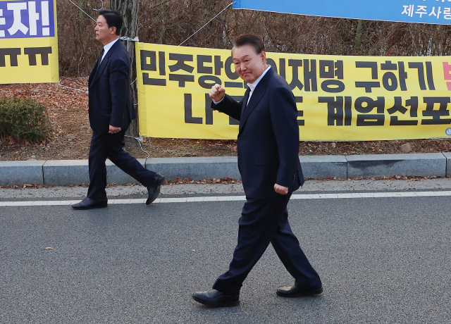 윤석열 대통령이 석방된 8일 경기도 의왕시 서울구치소 앞에서 김성훈 경호처 차장이 윤 대통령을 경호하며 이동하고 있다. 연합뉴스