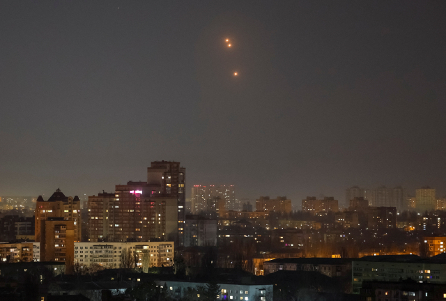 8일(현지 시간) 우크라이나 수도 키이우에서 러시아의 드론이 공격 중 상공에서 폭발하고 있다. 로이터 연합뉴스