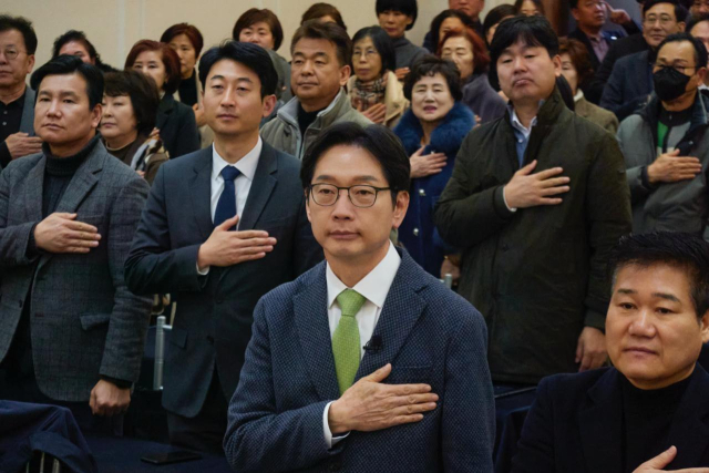 김경수 전 경남도지사가 지난달 27일 부산 동구 부산일보 강당에서 열린 강연에서 국민의례를 하고 있다. 연합뉴스