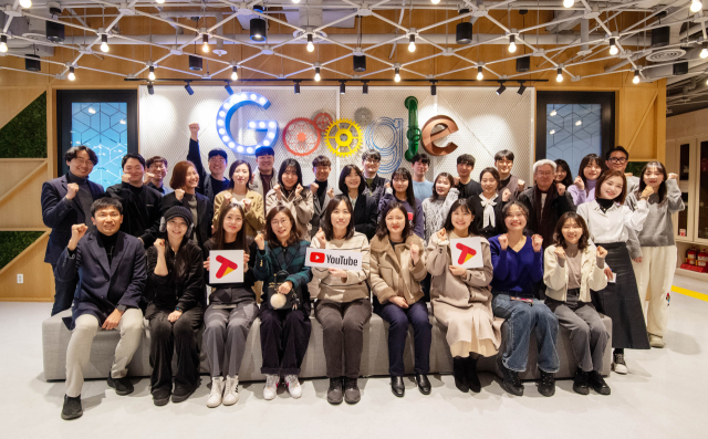 지난 달 구글코리아 사무실에서 진행된 오프라인 강의에 참석한 교사크리에이터협회 소속 교사 크리에이터들이 단체 사진을 촬영하고 있다. 사진 제공=유튜브