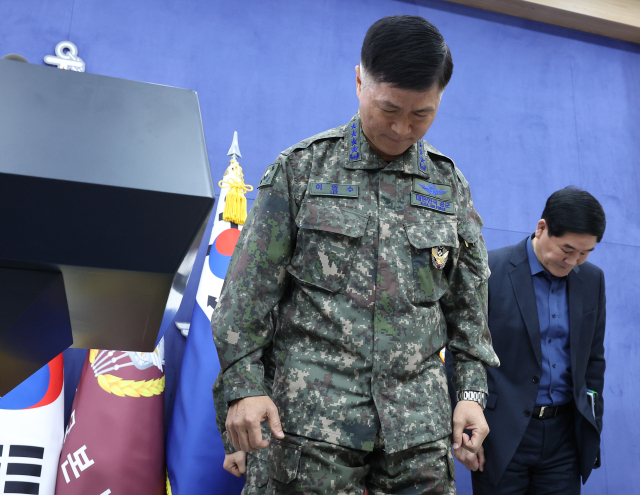 이영수 공군 참모총장이 10일 서울 용산구 국방부에서 열린 공군 KF-16 전투기 오폭사건과 관련한 기자회견에 참석해 고개숙여 사과하고 있다. 연합뉴스