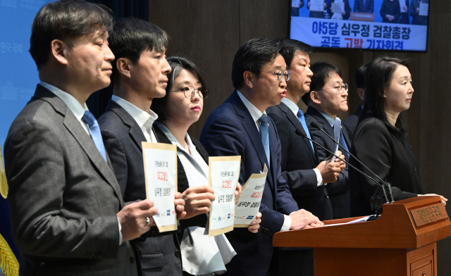 더불어민주당을 비롯한 야 5당 의원들이 10일 국회 소통관에서 심우정 검찰총장 공동 고발 기자회견을 하고 있다. 오승현 기자 2025.03.10