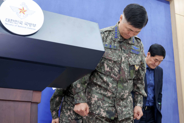 이영수 공군참모총장이 10일 오전 서울 용산구 국방부에서 포천 전투기 오폭 사고 관련 브리핑을 하며 고개 숙여 사과하고 있다. 뉴스1