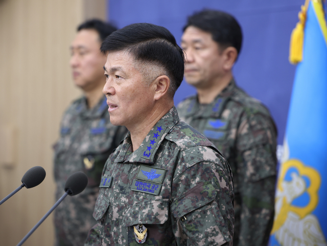 이영수 공군 참모총장이 10일 서울 용산구 국방부에서 열린 공군 KF-16 전투기 오폭사건과 관련한 기자회견에 참석해 발언하고 있다. 연합뉴스