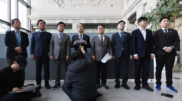 국회 정무위원회 야당 간사 강준현(왼쪽 네번째) 더불어민주당 의원이 10일 서울 여의도 금융감독원을 방문해 국회 정무위원회 소속 민주당 의원들과 함께 삼부토건 주가조작 의혹 사건의 신속한 조사를 촉구하고 있다. 왼쪽부터 이인영·김승원·김현정·강준현·민병덕·이정문·박상혁·김용만 민주당 의원. 뉴스1